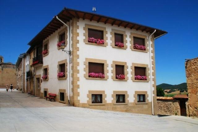 El Encinedo Villa Genevilla Luaran gambar